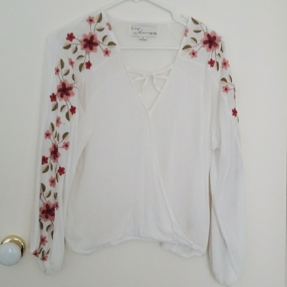 Top. - Picture 2 of 4